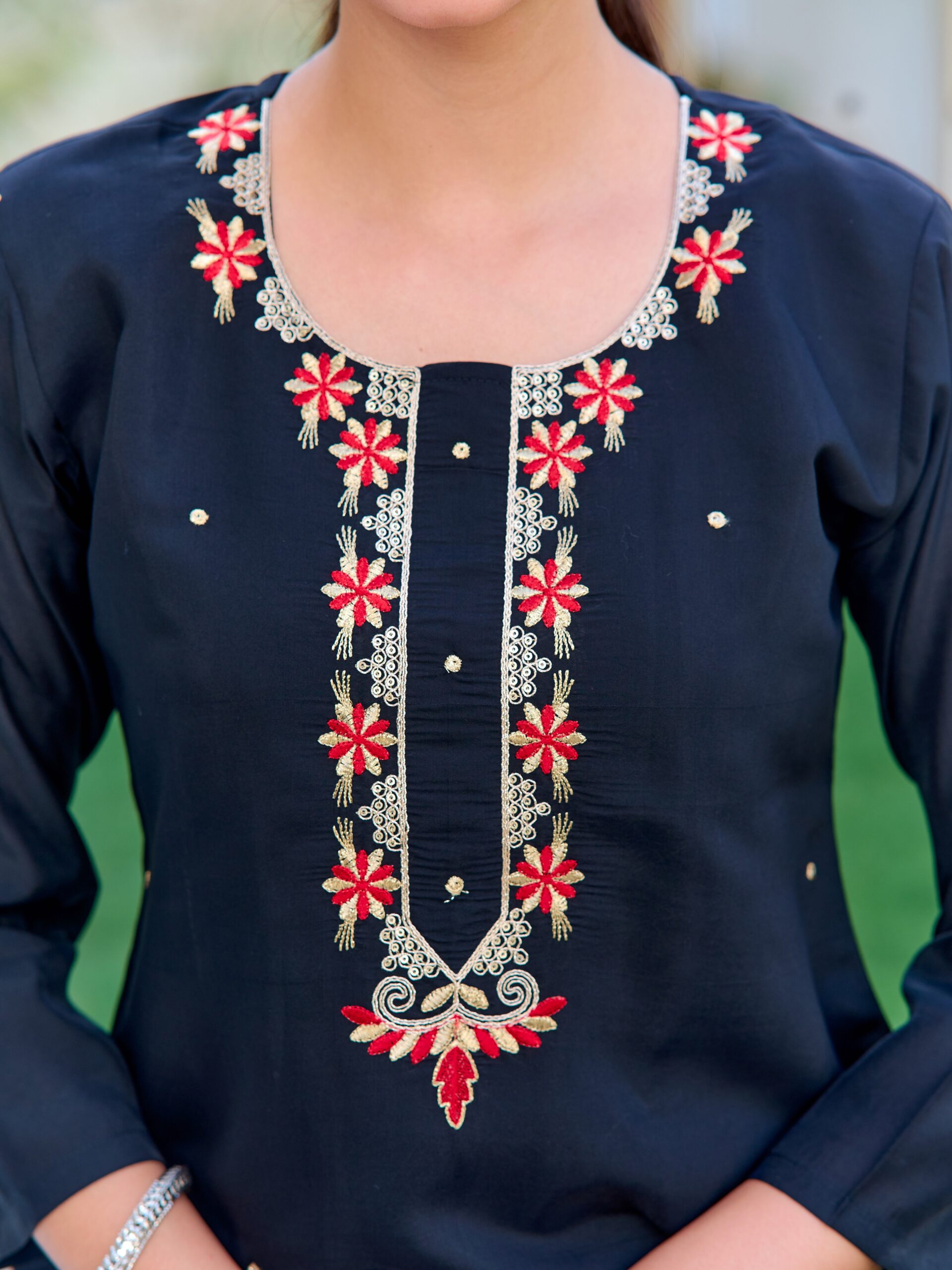 Embroidered Kurta With Pant And Dupata Set - Image 4