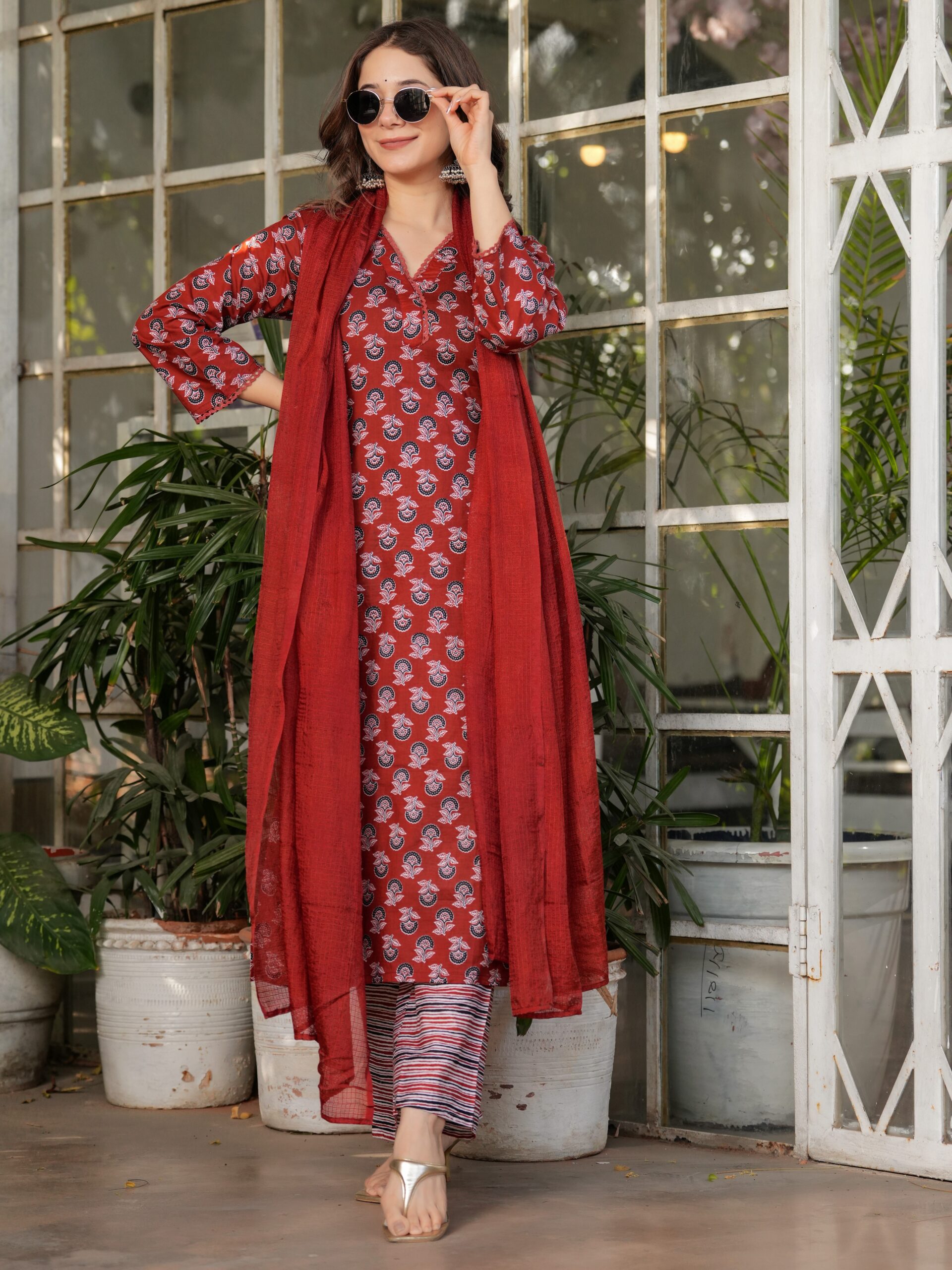 Maroon Kurta with Pant And Dupatta - Image 4