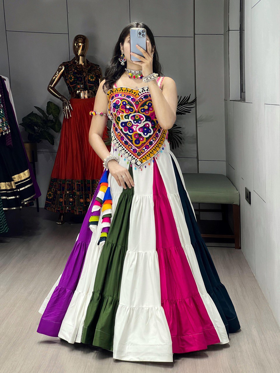 Front Side Kutchi Work Lehenga Choli - Image 4